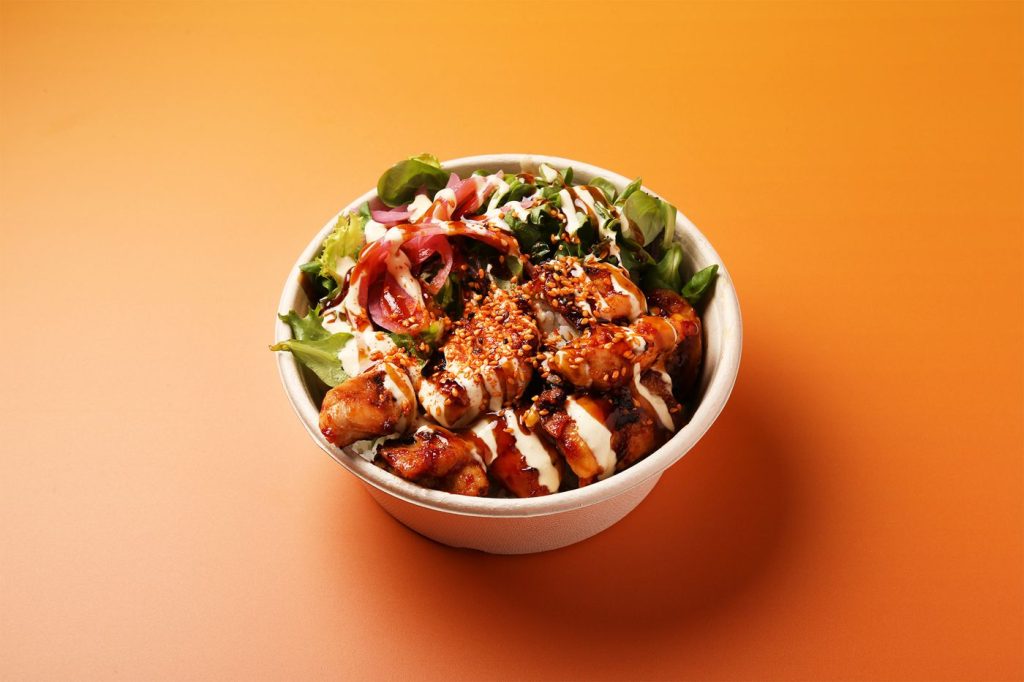 Huli Huli Chicken sett ovenfra på oransje bakgrunn.