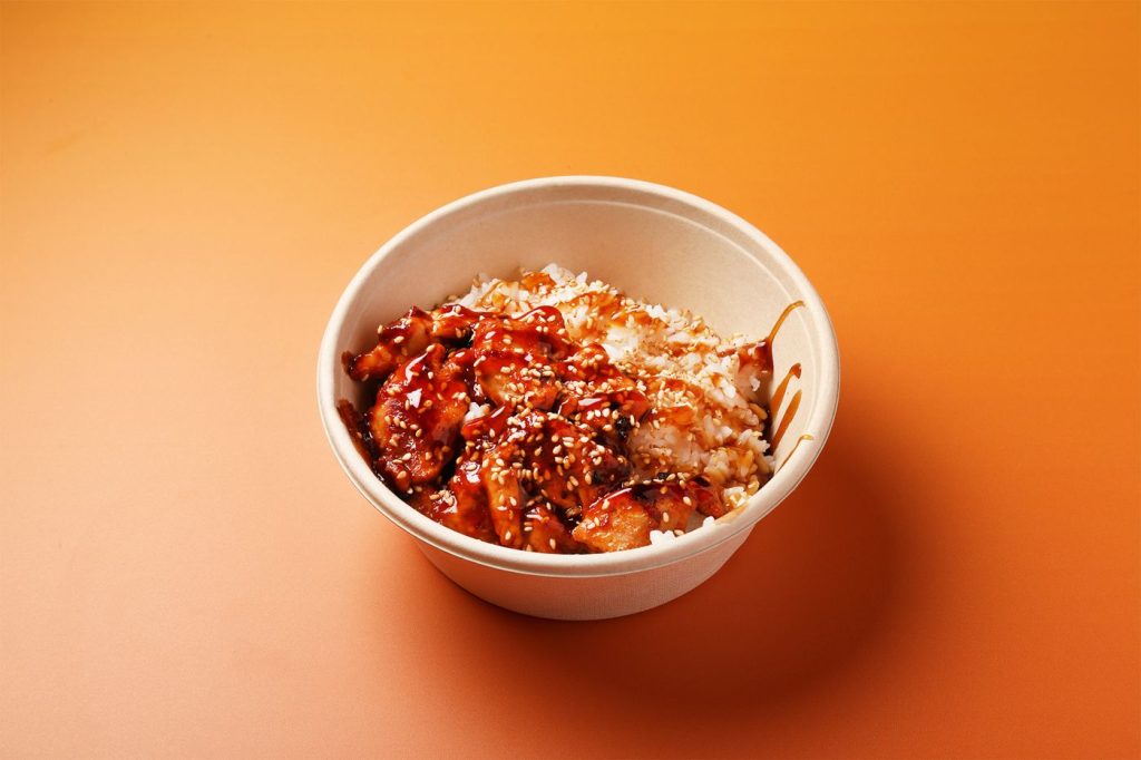 Kids Bowl kylling sett ovenfra på oransje bakgrunn.