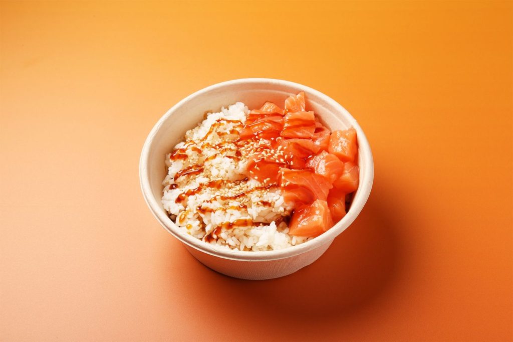 Kids Bowl laks sett ovenfra på oransje bakgrunn.