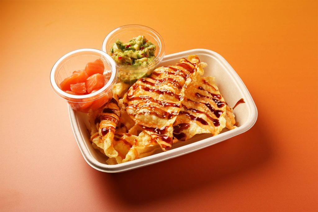 Poke Nachos laks sett ovenfra på oransje bakgrunn.