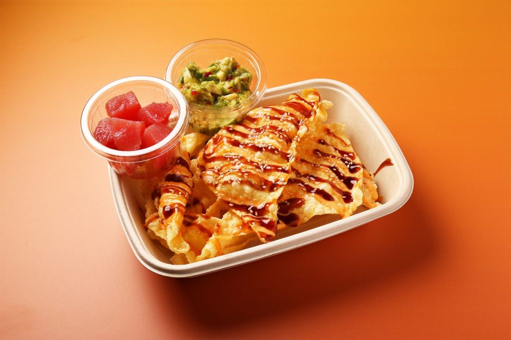 Poke Nachos tuna sett ovenfra på oransje bakgrunn.