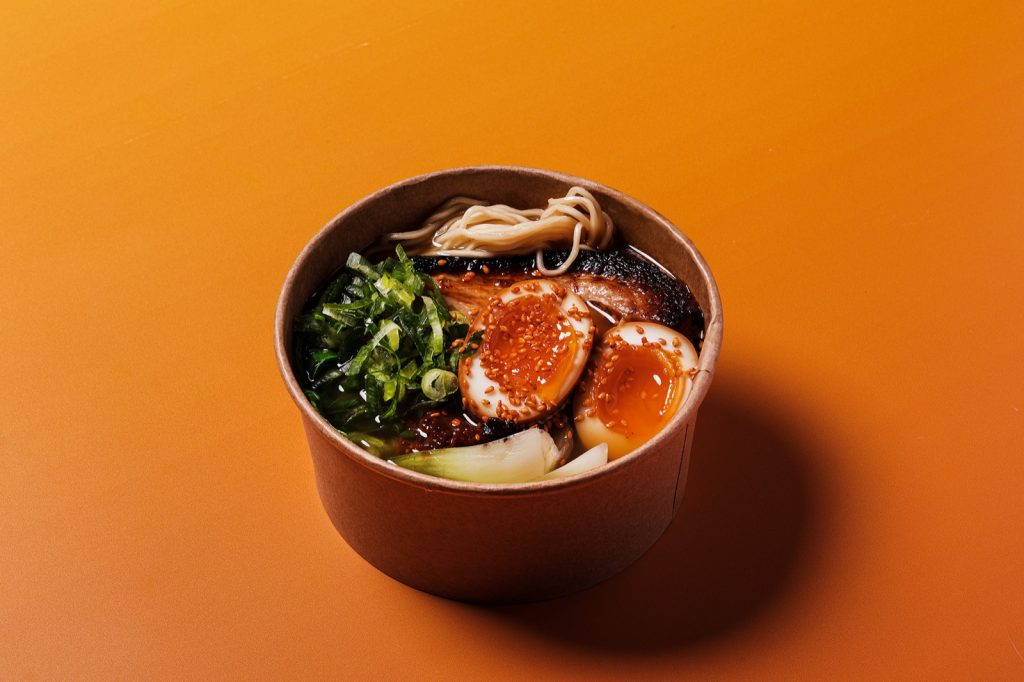 Ramen sett ovenfra på oransje bakgrunn.