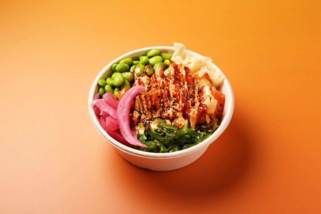 Spicy Salmon sett ovenfra på oransje bakgrunn.