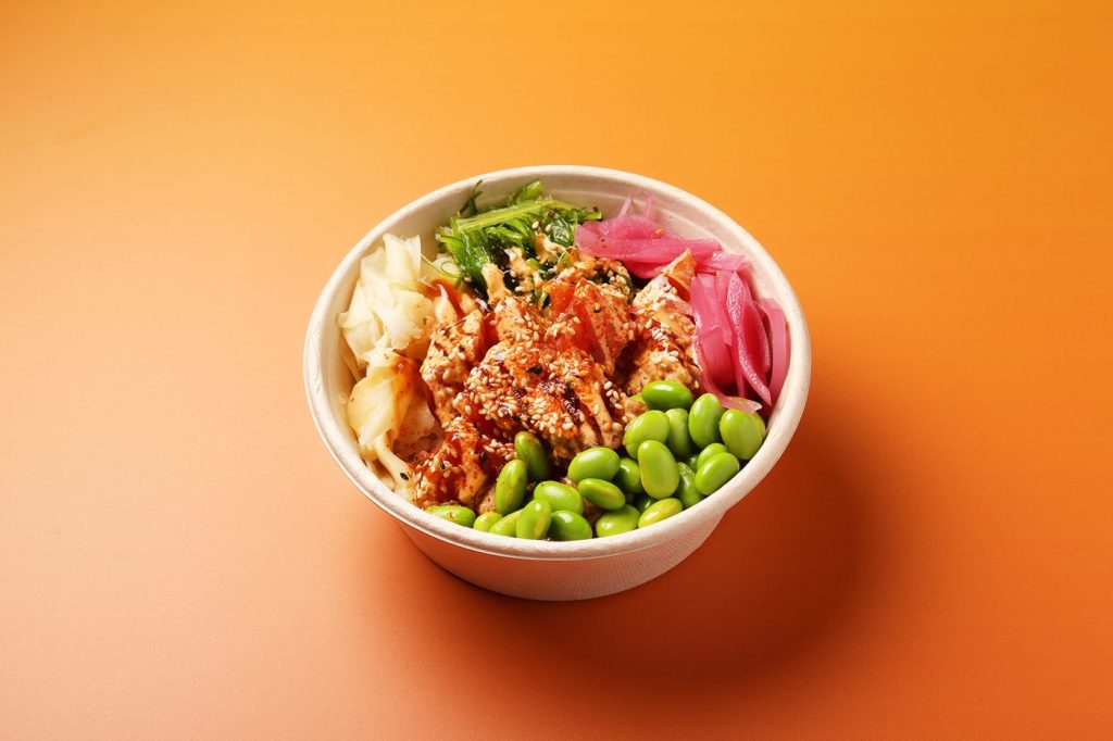 Spicy Tuna sett ovenfra på oransje bakgrunn.